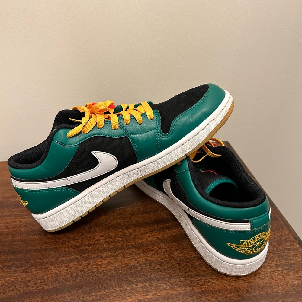 Air Jordan 1 Low SE Christmas size 9.5 mens